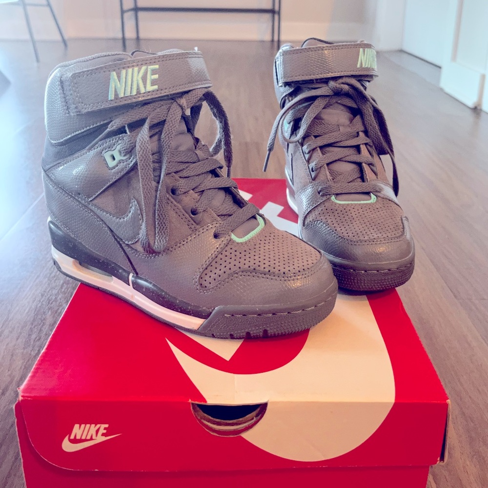 Women's Nike Air Revolution Sky Hi